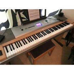 Piano digital Yamaha DGX 630
