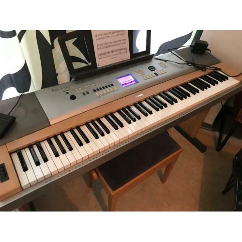 Piano digital Yamaha DGX 630
