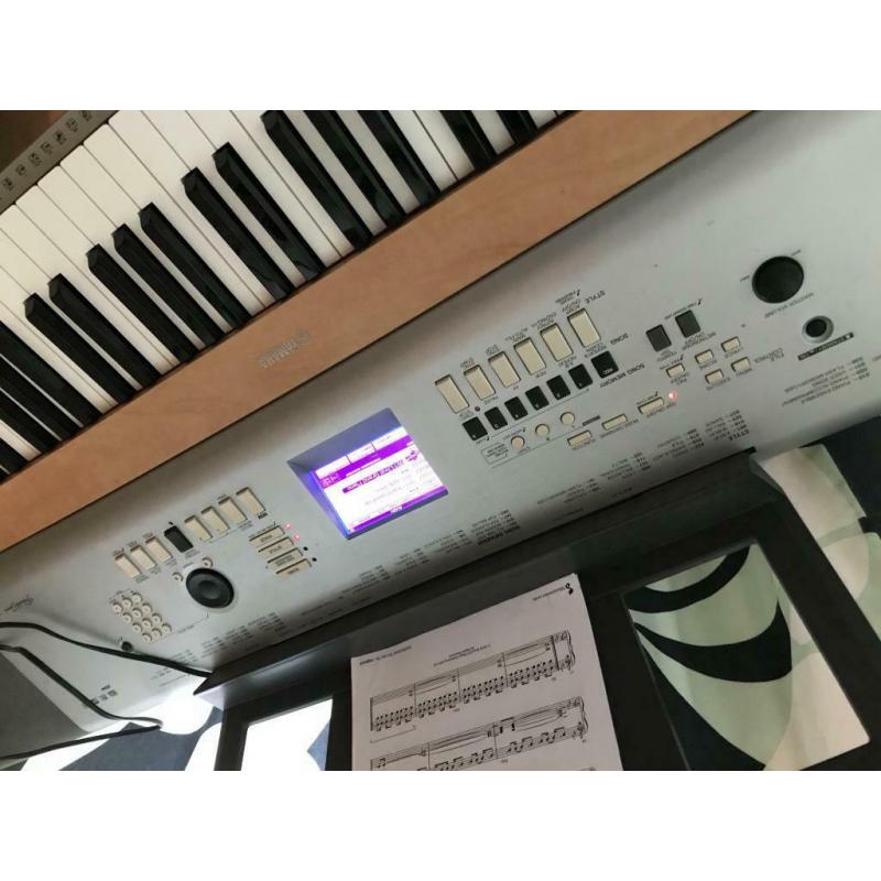 Piano digital Yamaha DGX 630