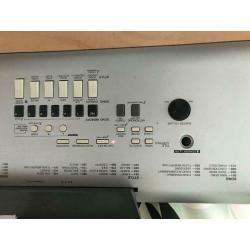 Piano digital Yamaha DGX 630