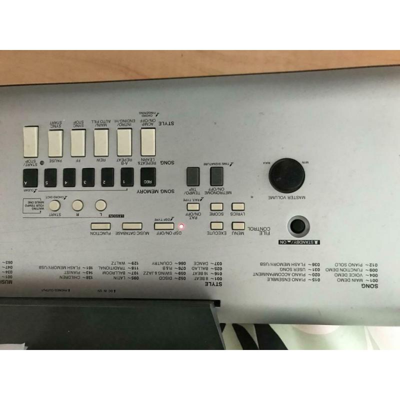 Piano digital Yamaha DGX 630